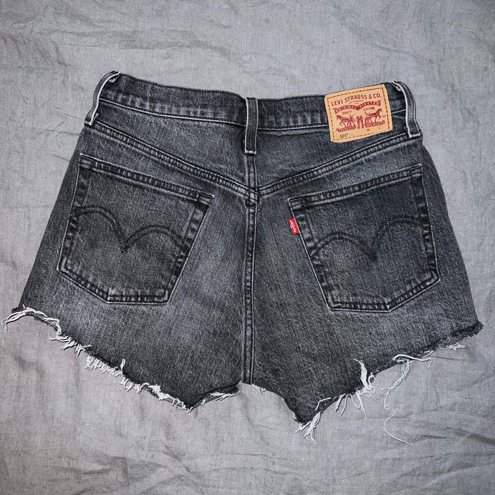 LEVI’S— 501 black denim shorts